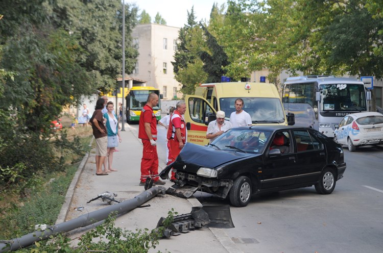 Vozač renaulta 19 zabio se u stup javne rasvjeta (D. ŠTIFANIĆ)