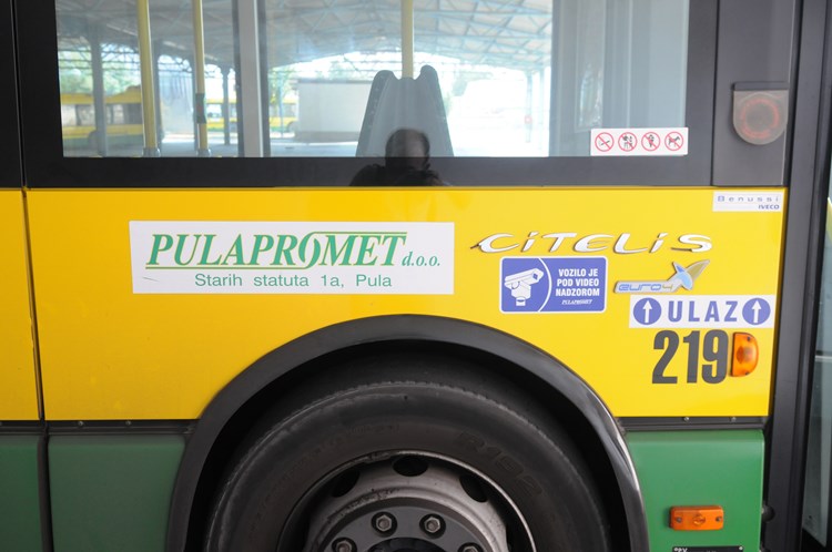 Na autobusima su vidljivi natpisi o ugrađenom sustavu video nadzora