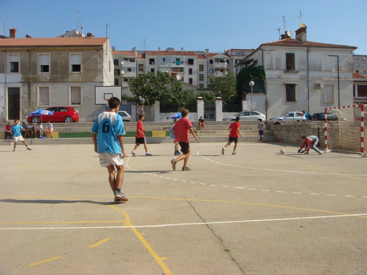 Na igralištu škole Kaštanjer, intervencijom predsjednika Gradskog vijeća, golovi su pričvršćeni