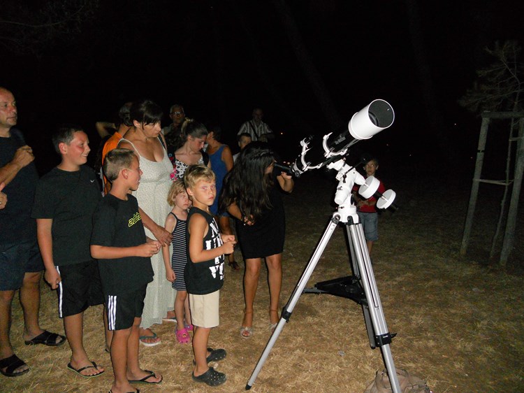Djeca i odrasli čekali su u redu da bi promotrili Saturn i gotovo pun Mjesec