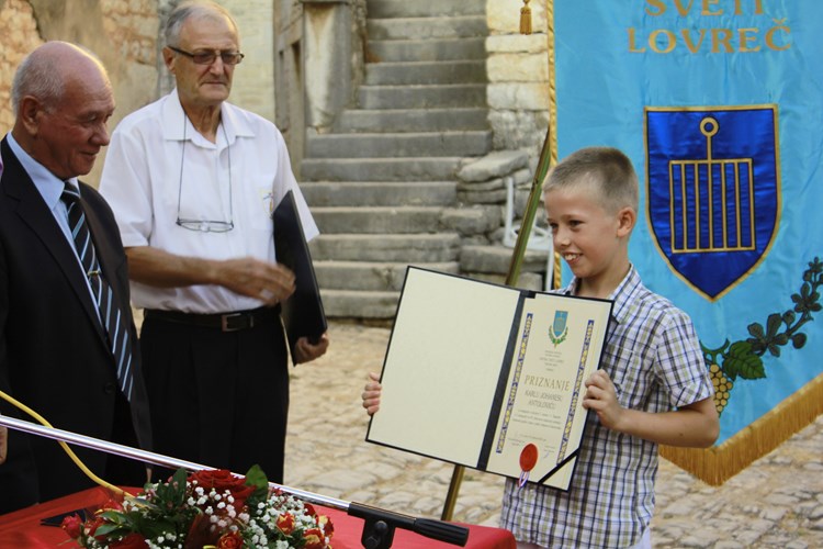 Načelnik Silvano Matošević s dobitnicima priznanja: Ferucio Banić (u sredini) i devetogodišnji Karlo Johanes Antolović