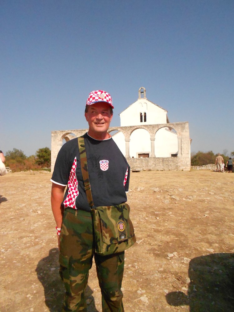 Ivan Jagustin ispred crkve Sv. Foške u Batvačima (P. SOFTIĆ-MEHMEDOVIĆ)