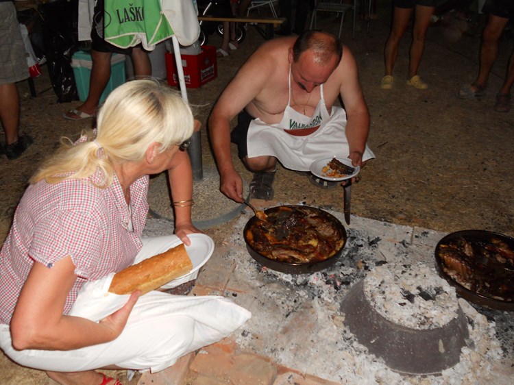 Natjecatelji su se okušali u pripremi mesnih i ribljih jela pod pekom