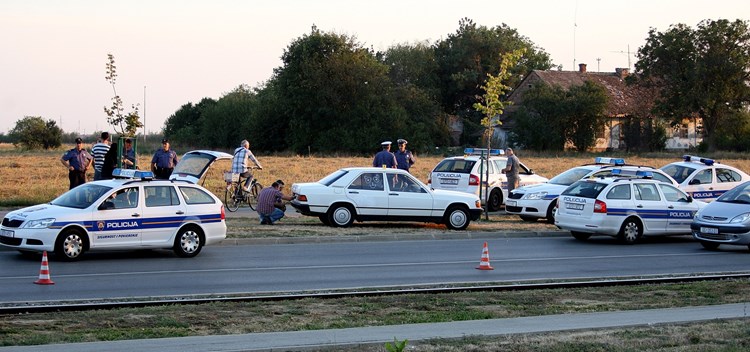 Bijeli mercedes postarijeg huligana okružen policijskim vozilima (snimio D. KIBEL)