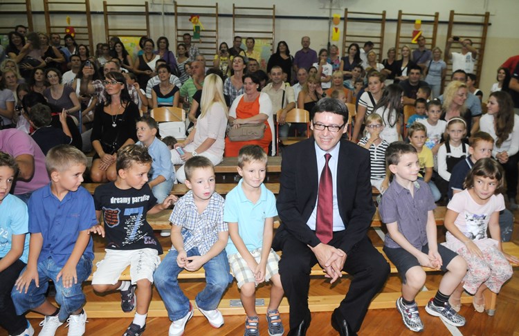 Ministar s učenicima u pulskoj OŠ Vidikovac