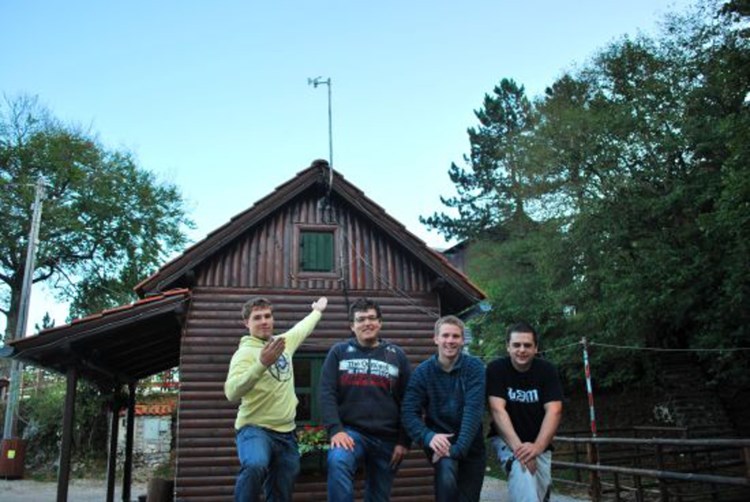 Mauro Kesovija, Petar Radovan, Alen Šterpin, Damjan Nemarnik ispred meteorološke postaje (Arhiva)