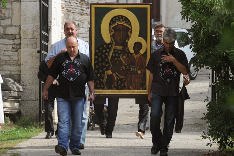 Doček ikone Majke Božje Jasnogorske u franjevačkom samostanu u Puli (M. MIJOŠEK)