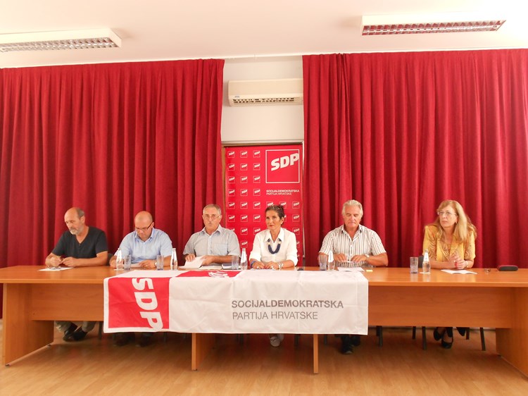 Članovi fažanske organizacije SDP-a na konferenciji za novinare (snimila P. LUKEŽ)