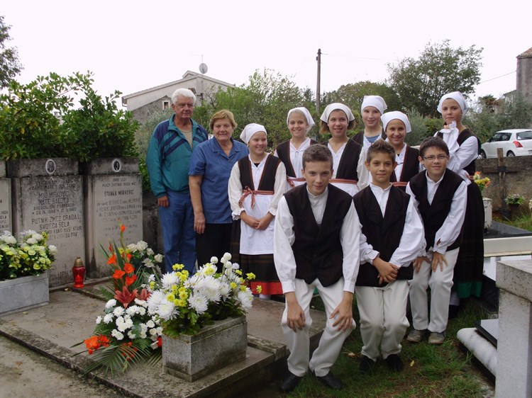 Učenici su zajedno s Balotinim nećacima položili vijence na njegov grob (snimila P. LUKEŽ)