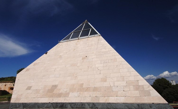Mnogi Puljani priželjkuju revitalizaciju Piramide (Arhiva)