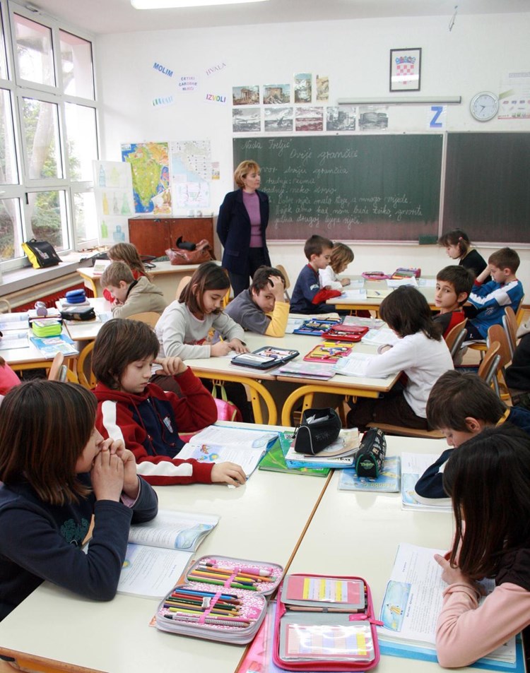 U Europskoj uniji na svakih sto stanovnika dolazi 3,6 nastavnika, a u Hrvatskoj je 2,1 (N. LAZAREVIĆ)