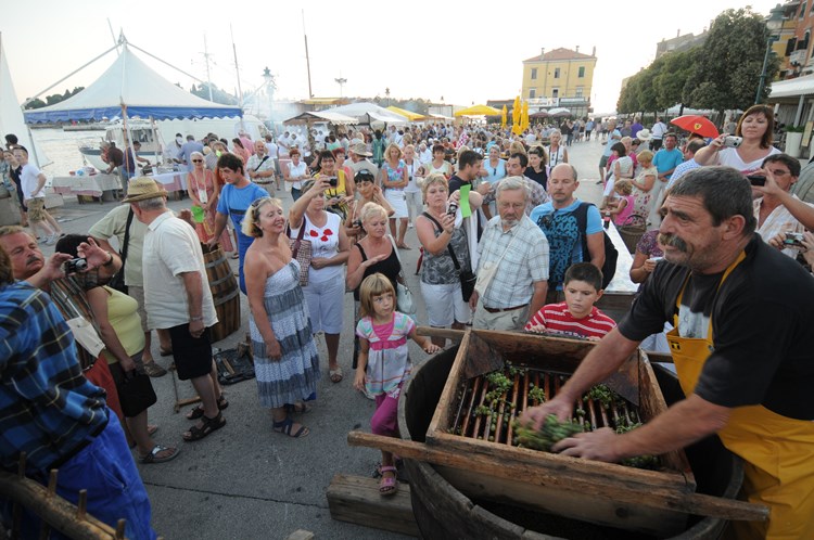 Tradicionalna prerada grožđa na trgu (D. ŠTIFANIĆ)