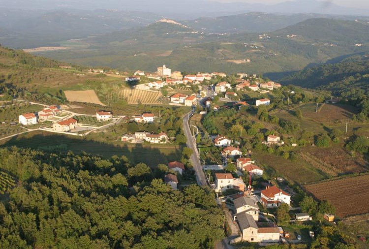 Brežuljkasti kraj oko Vižinade privlačan je za gradnju kuća za odmor (Gordana ČALIĆ ŠVERKO)