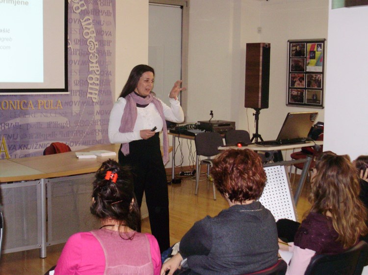 Ivana Bašić predstavila je interaktivnu biblioterapiju u pulskoj knjižnici (B. VINCEK)