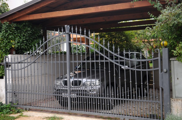 BMW X5 srebrne boje kojeg smo snimili ispred Etingerove kuće u Rovinju
