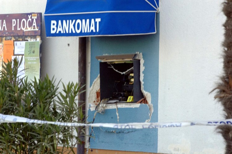 Oštećeni su bankomati u Tinjanu i Sv. Lovreču (M. S.)