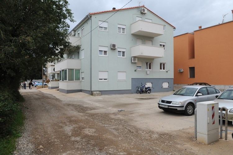 Makadamska cesta pokraj stambenih zgrada u Jadreškima na kojoj je stradao dječak (Dejan ŠTIFANIĆ)