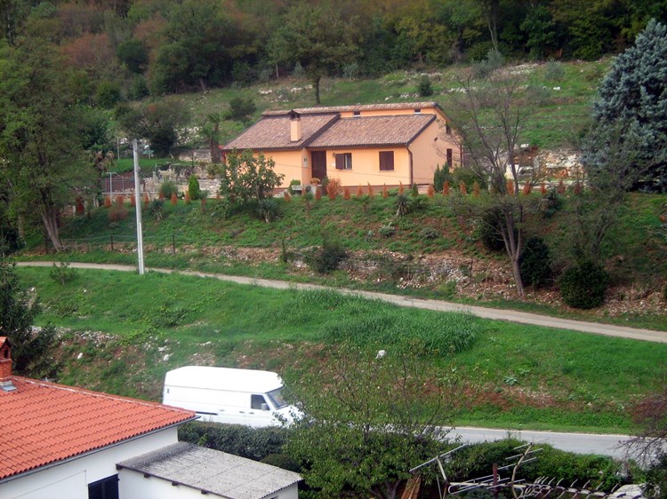 Kuća obitelji Radin vodovodno brojilo ima preko glavne prometnice Labin - Pula (I. RADIĆ)