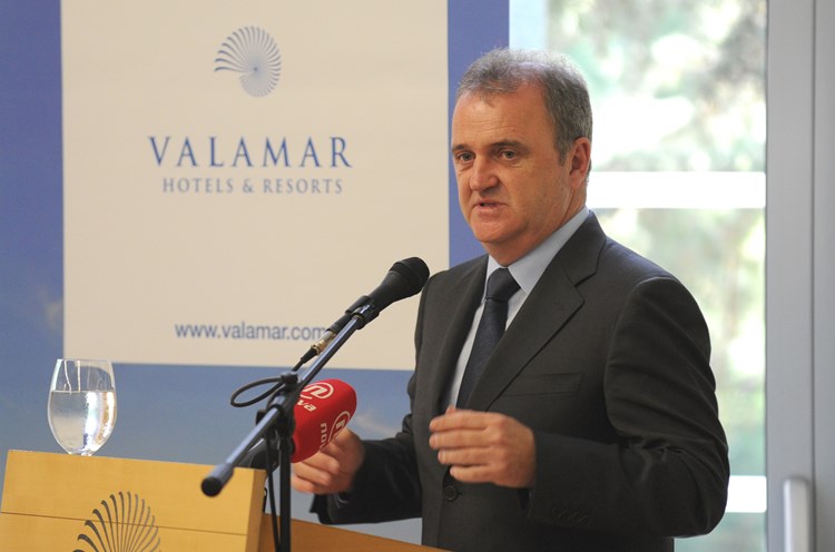 Ministar turizma Veljko Ostojić govori na simpoziju 'Hrvatsko hotelijerstvo i turizam' (M. MIJOŠEK)