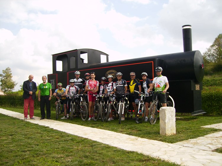 Marino Baldini, Michael Cramer i biciklisti ispred makete lokomotive koja je vozila Parenzanom (J. PRODAN)