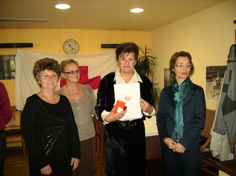 Mirna Marković (s plaketom) dobila je priznanje za 55 darivanja (J. PRODAN)