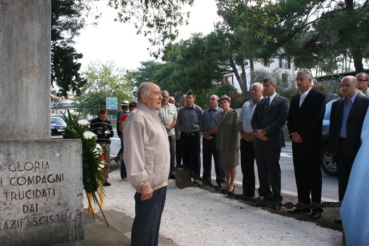 Miho Rojnić okupljenima je pričao o tragičnom odgađaju iz 1944. godine (Snimila Sandra ZRINIĆ TERLEVIĆ)