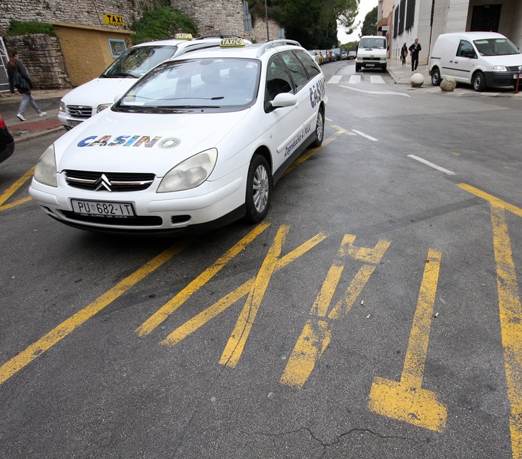 Taksisti okolnih općina ne smiju stajati na stajalištima u Puli (M. ANGELINI)
