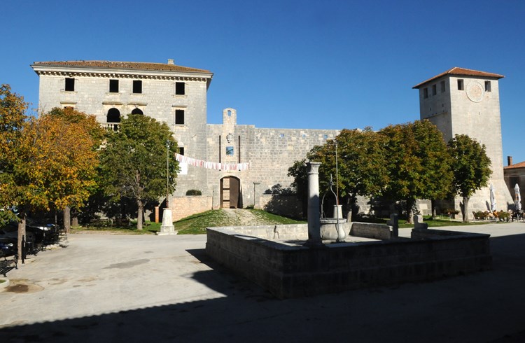 Kaštel dominira renesansnim trgom Savičente