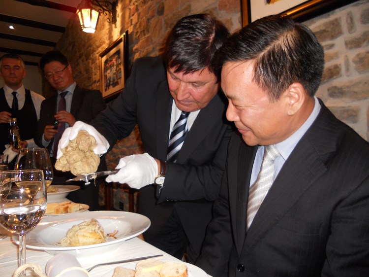 Kineski veleposlanik u Hrvatskoj Shen Zhifei uživao u tartufima