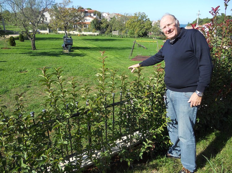Peter Christian Gratza na svojoj terasi pokazuje prema parceli na kojoj je predviđen vrtić