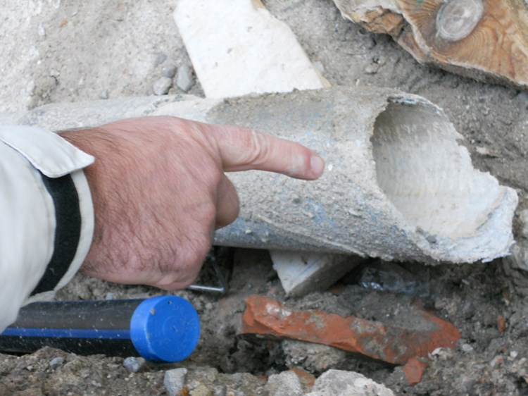 Građani Buzeta zabrinuti zbog vode iz starih azbestnih cijevi (G. ČALIĆ ŠVERKO)