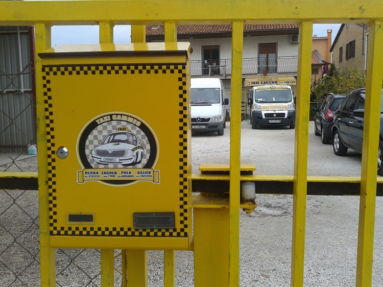 Zatvoreno sjedište Taxi Cammea na Velom Vrhu