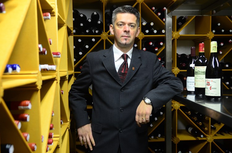 Maistrin sommelier Dragan Ružić zaposlen u Wine Vault restoranu hotela Monte Mulini