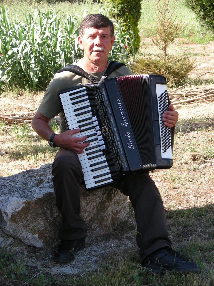 Dario Grgorović sa svojom harmonikom