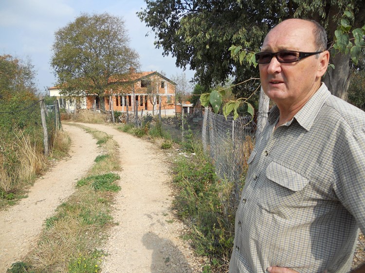 Josip Madračević uz pristupni put prema svojoj kući koji tek treba urediti (K. FLEGAR)