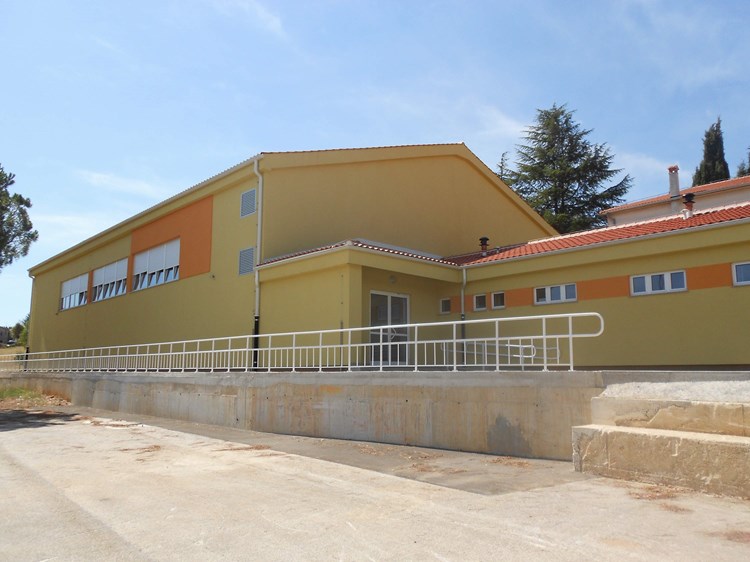 Školska sportska dvorana u Karojbi