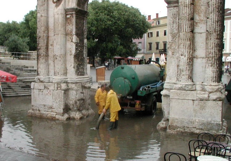 Dvije specijalizirane cisterne čistit će kanal i usisavati nakupljeni talog (Arhiva GI)