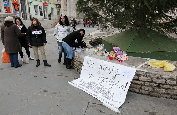 Prosvjednici su na Portarati postavili transparente i skupljali igračke za udrugu Sv. Vinka