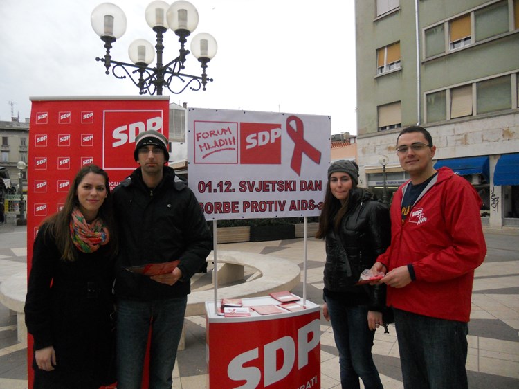 Mladi SDP-a dijelili su prezervative i edukativne letke kako bi upozorili na opaku pošast današnjice - AIDS
