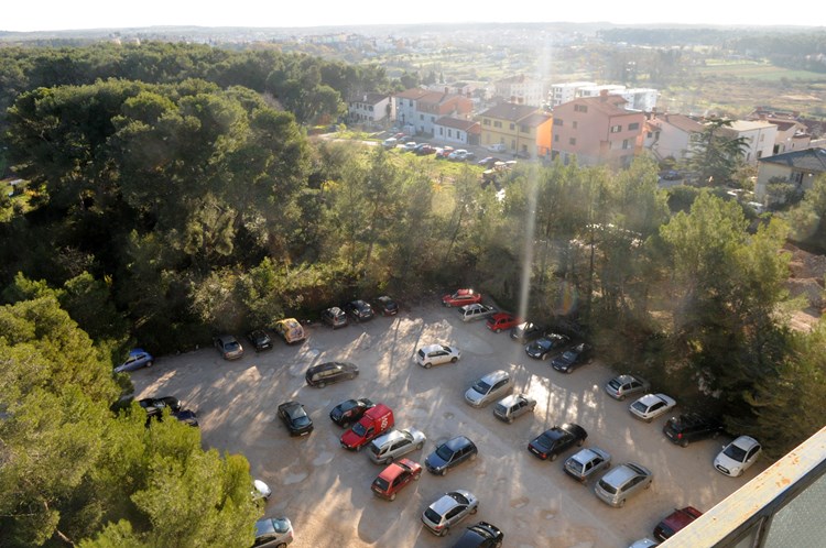 Otvara se gradilište na mjestu velikog nikad asfaltiranog parkirališta zgrade ginekologije (D. ŠTIFANIĆ)