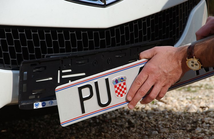 Vlasnik vozila kojem je istekla registracija dužan je u roku od 15 dana vratiti pločice i odjaviti vozilo (K. TADIJIĆ)