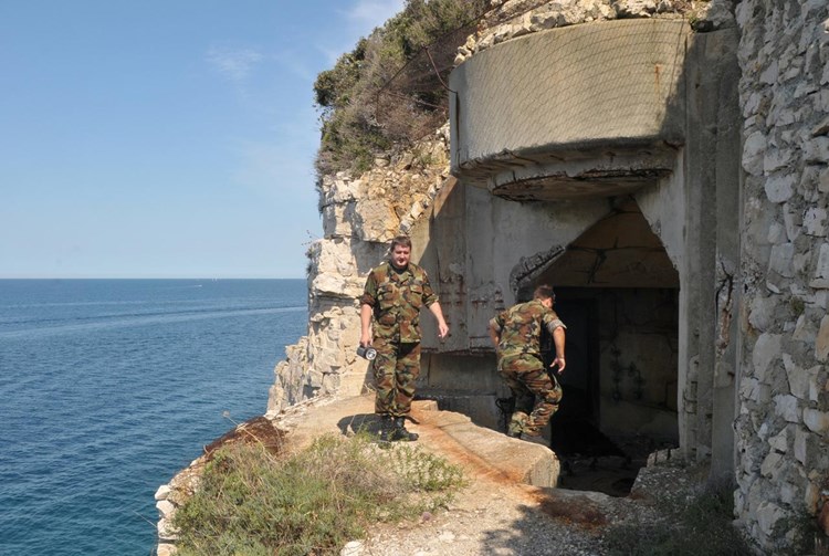 Danas na Muzilu nekoliko pripadnika Hrvatske vojske čuva bivšu vojarnu od devastacije