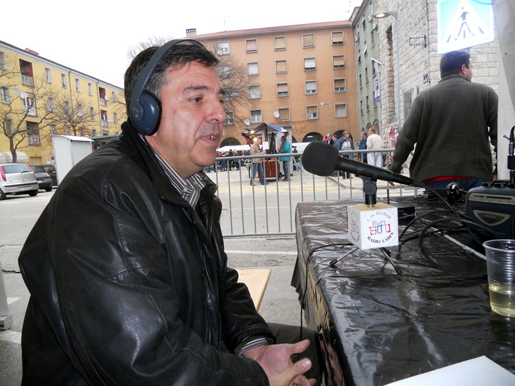 Gradonačelnik Tulio Demetlika za radijskim mikrofonom (I. RADIĆ) 