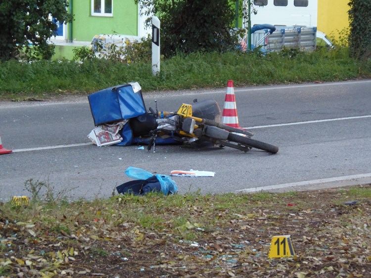 Poštarov moped nakon sudara je odbačen nasred ceste