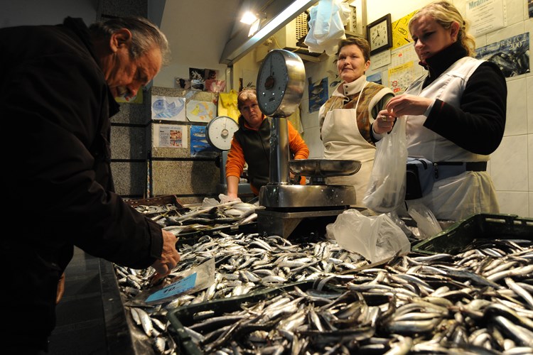 Sve je manje kupaca na pulskoj ribarnici (Manuel ANGELINI)