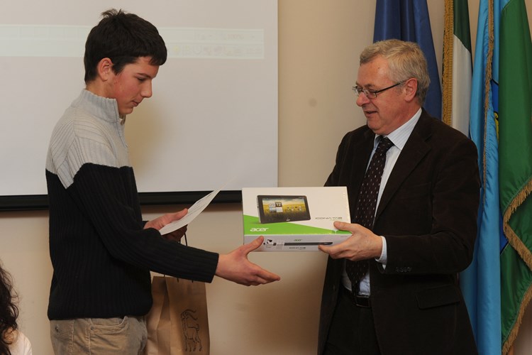 Mateju Percanu nagradu je uručio rektor pulskog sveučilišta Robert Matijašić (Milivoj MIJOŠEK)