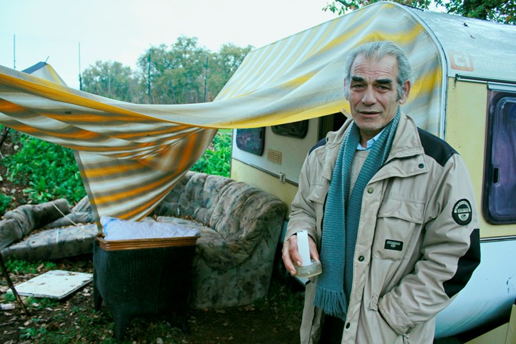 Stojan Peterka živi u kamp-kućici u Fiorinima kod Brtonigle (M. DAMJAN)