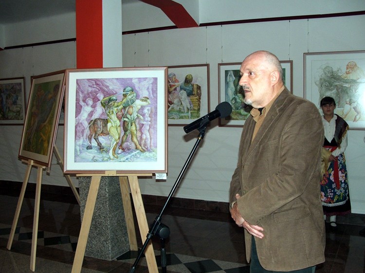 Milan Polić, koji je postavio izložbu, uz rad Renata Percana (R. S.) 