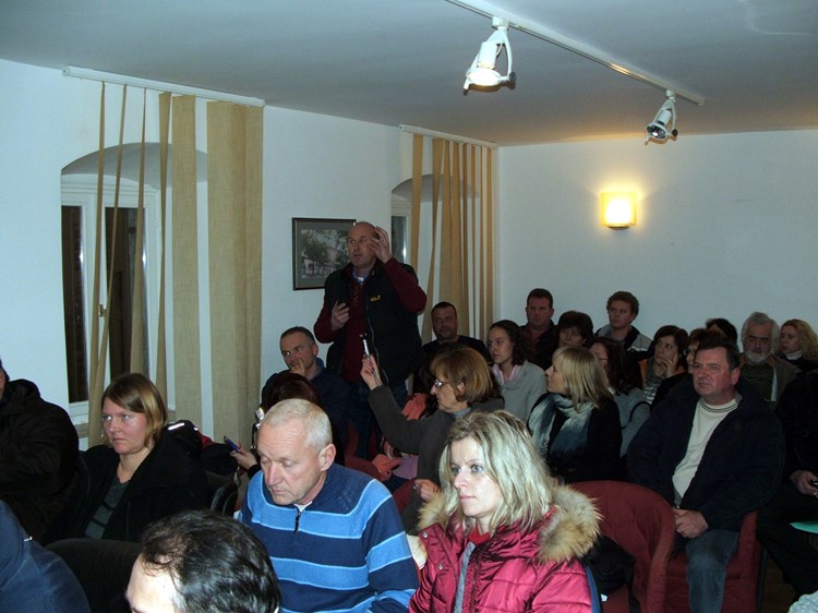 Publika na javnoj raspravi o Rockwoolu (R. SELAN)
