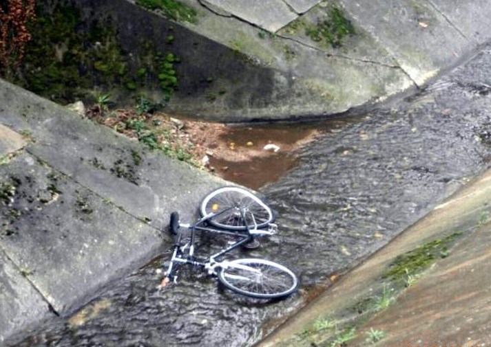 Bicikl je završio u kanalu (R. SELAN)